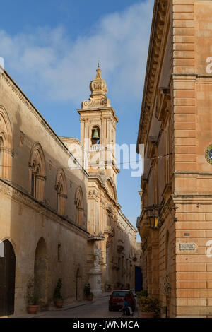 MDINA, MALTA - August, 30, 2016: Strasse mit Kirche in der Altstadt Engen Stockfoto