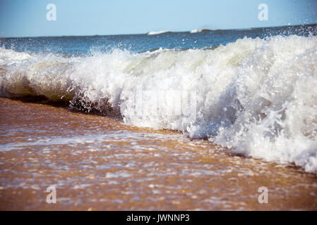 Sea Wave Planschen am Strand an einem sonnigen Tag des Sommers brechen Stockfoto