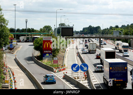 Die Autobahn M1 in Watford Gap Dienstleistungen, Northamptonshire, England, Großbritannien Stockfoto