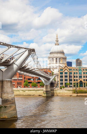 Fußgänger auf der Londoner Millennium Fußgängerbrücke, eine stählerne Hängebrücke die Themse Kreuzung mit der St. Pauls Kathedrale im Hintergrund. Stockfoto