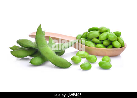 Edamame grüne Bohnen in hölzernen Löffel auf weißem Hintergrund Stockfoto
