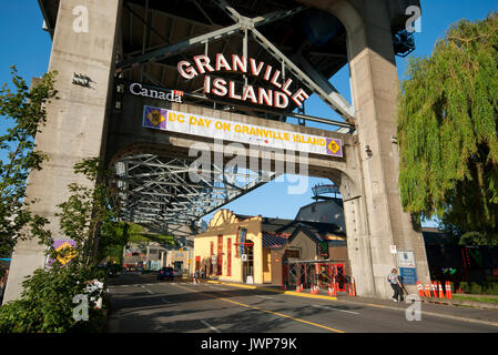 Eingang von Granville Island unter der Granville Bridge, Vancouver, British Columbia, Kanada Stockfoto