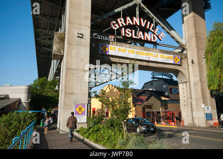 Eingang von Granville Island unter der Granville Bridge, Vancouver, British Columbia, Kanada Stockfoto