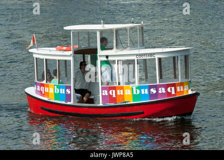 Aquabus Fähre segeln in False Creek in der Nähe von Granville Island, Vancouver, British Columbia, Kanada Stockfoto