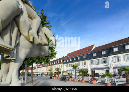 Square Schlossplatz, Restaurant, Statue Glücksschwein (Lucky pig), Schwetzingen, Kurpfalz, Baden-Württemberg, Deutschland Stockfoto