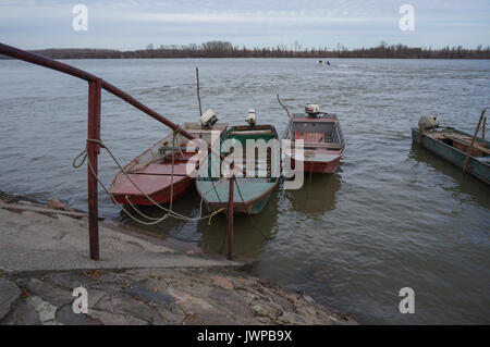 Kleine rote und grüne Fischer Boote auf der Donau, Serbien Stockfoto