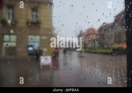 Regentropfen auf dem Fenster aus Glas, während der regnerischen Tag in Timisoara, Rumänien Stockfoto