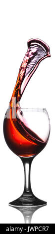 Rote Flüssigkeit Herausspritzen von Wein Glas Stockfoto