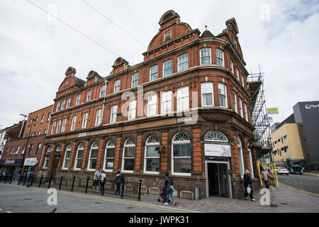 Radio Northampton Old Nationwide Building Society Bank Ecke des Stadtzentrums von Mounts Leute gehen auf der Straße mit Pollern Stockfoto