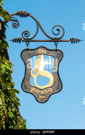 Der Pub Zeichen für die Mermaid Hotel in Rye, East Sussex. Stockfoto