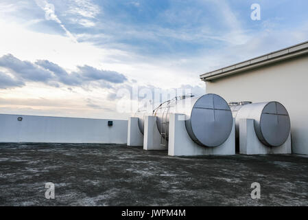 Zwei große Tanks auf dem Dach eines Gebäudes Stockfoto