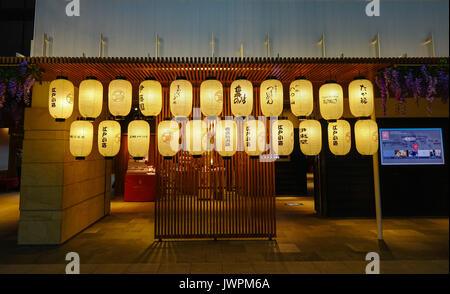 Tokyo, Japan - 15. Mai 2017. Papierlaternen für die Dekoration in einem lokalen Restaurant in Tokio, Japan. Stockfoto