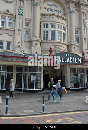 Mann und Frau gehen am alten Palladium-Theater in llandudno, nordwales, großbritannien, vorbei Stockfoto