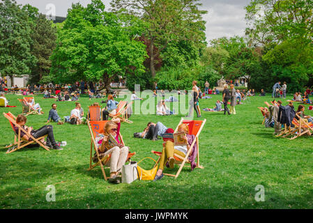 Wiener Park Sommer, Blick auf Menschen entspannen an einem Sonntagnachmittag im Stadtpark im Zentrum von Wien, Österreich. Stockfoto