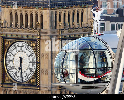 Sir Mo Farah steht ganz oben auf dem Coca-Cola London Eye und verabschiedet sich von der britischen Leichtathletik, nachdem er bei den IAAF-Weltmeisterschaften in seiner Heimatstadt Gold auf den 10.000m und Silber auf den 5.000m gewonnen hatte. Stockfoto