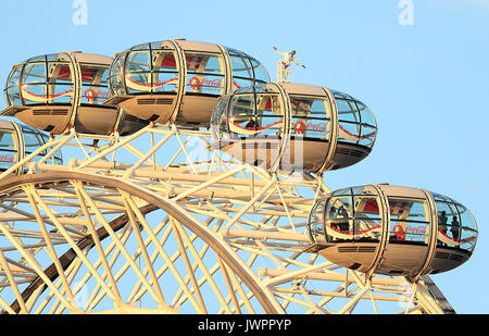 Sir Mo Farah steht an der Spitze der Coca-Cola London Eye, als Er die Gebote einen endgültigen Abschied von der britischen Titel Leichtathletik nach dem Gewinn der Goldmedaille bei den 10.000 m und Silber in den 5.000 m an der Leichtathletik-WM in seiner Heimatstadt. Stockfoto