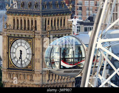 Sir Mo Farah steht an der Spitze der Coca-Cola London Eye, als Er die Gebote einen endgültigen Abschied von der britischen Titel Leichtathletik nach dem Gewinn der Goldmedaille bei den 10.000 m und Silber in den 5.000 m an der Leichtathletik-WM in seiner Heimatstadt. Stockfoto