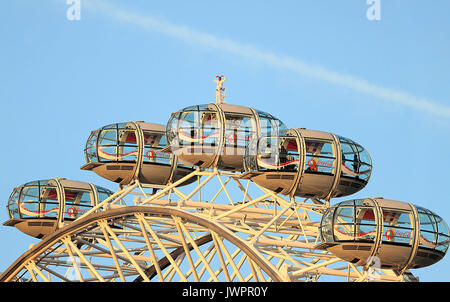Sir Mo Farah steht an der Spitze der Coca-Cola London Eye, als Er die Gebote einen endgültigen Abschied von der britischen Titel Leichtathletik nach dem Gewinn der Goldmedaille bei den 10.000 m und Silber in den 5.000 m an der Leichtathletik-WM in seiner Heimatstadt. Stockfoto