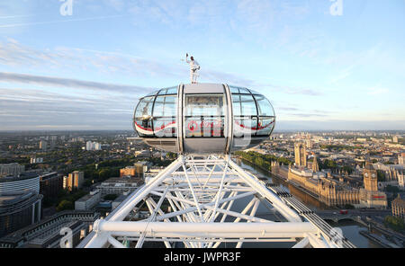 Sir Mo Farah steht an der Spitze der Coca-Cola London Eye, als Er die Gebote einen endgültigen Abschied von der britischen Titel Leichtathletik nach dem Gewinn der Goldmedaille bei den 10.000 m und Silber in den 5.000 m an der Leichtathletik-WM in seiner Heimatstadt. Stockfoto