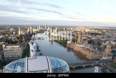 Sir Mo Farah steht an der Spitze der Coca-Cola London Eye, als Er die Gebote einen endgültigen Abschied von der britischen Titel Leichtathletik nach dem Gewinn der Goldmedaille bei den 10.000 m und Silber in den 5.000 m an der Leichtathletik-WM in seiner Heimatstadt. Stockfoto