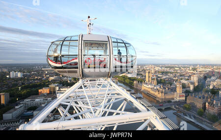 Sir Mo Farah steht ganz oben auf dem Coca-Cola London Eye und verabschiedet sich von der britischen Leichtathletik, nachdem er bei den IAAF-Weltmeisterschaften in seiner Heimatstadt Gold auf den 10.000m und Silber auf den 5.000m gewonnen hatte. Stockfoto