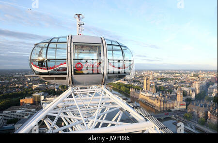 Sir Mo Farah steht an der Spitze der Coca-Cola London Eye, als Er die Gebote einen endgültigen Abschied von der britischen Titel Leichtathletik nach dem Gewinn der Goldmedaille bei den 10.000 m und Silber in den 5.000 m an der Leichtathletik-WM in seiner Heimatstadt. Stockfoto