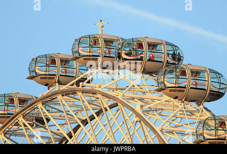 Sir Mo Farah steht an der Spitze der Coca-Cola London Eye, als Er die Gebote einen endgültigen Abschied von der britischen Titel Leichtathletik nach dem Gewinn der Goldmedaille bei den 10.000 m und Silber in den 5.000 m an der Leichtathletik-WM in seiner Heimatstadt. Stockfoto