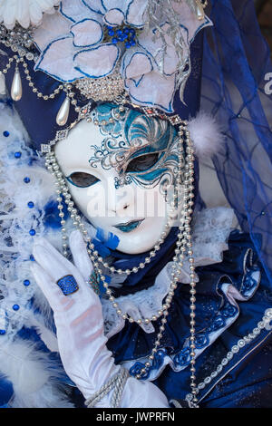 Frauen mit Blau eine weiße Karneval Kostüm. Vom Karneval in Venedig, Venezia, Italien im Februar 2014. Der Karneval findet jedes Jahr. Stockfoto