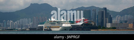 Die neuen Kai Tak Cruise Ship Terminal, mit Hongkongs grösste Dachgarten, Hongkong, China. Stockfoto