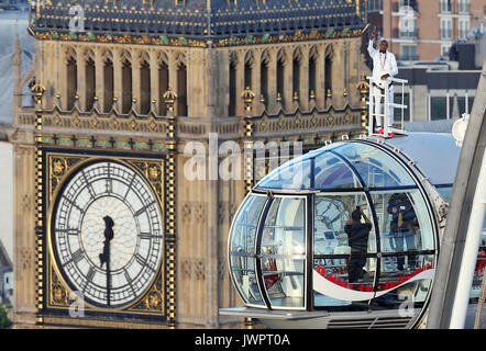 Sir Mo Farah steht ganz oben auf dem Coca-Cola London Eye und verabschiedet sich von der britischen Leichtathletik, nachdem er bei den IAAF-Weltmeisterschaften in seiner Heimatstadt Gold auf den 10.000m und Silber auf den 5.000m gewonnen hatte. Stockfoto