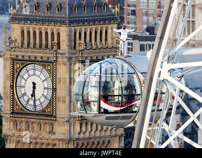 Sir Mo Farah steht an der Spitze der Coca-Cola London Eye, als Er die Gebote einen endgültigen Abschied von der britischen Titel Leichtathletik nach dem Gewinn der Goldmedaille bei den 10.000 m und Silber in den 5.000 m an der Leichtathletik-WM in seiner Heimatstadt. Stockfoto
