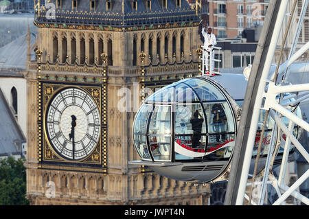 Sir Mo Farah steht ganz oben auf dem Coca-Cola London Eye und verabschiedet sich von der britischen Leichtathletik, nachdem er bei den IAAF-Weltmeisterschaften in seiner Heimatstadt Gold auf den 10.000m und Silber auf den 5.000m gewonnen hatte. Stockfoto