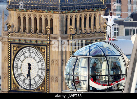 Sir Mo Farah steht ganz oben auf dem Coca-Cola London Eye und verabschiedet sich von der britischen Leichtathletik, nachdem er bei den IAAF-Weltmeisterschaften in seiner Heimatstadt Gold auf den 10.000m und Silber auf den 5.000m gewonnen hatte. Stockfoto
