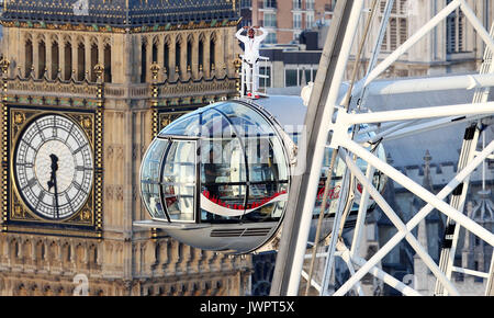 Sir Mo Farah steht an der Spitze der Coca-Cola London Eye, als Er die Gebote einen endgültigen Abschied von der britischen Titel Leichtathletik nach dem Gewinn der Goldmedaille bei den 10.000 m und Silber in den 5.000 m an der Leichtathletik-WM in seiner Heimatstadt. Stockfoto