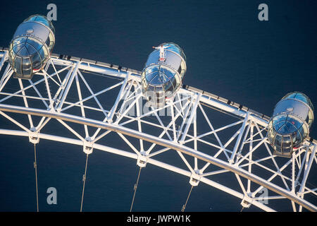 Sir Mo Farah steht an der Spitze der Coca-Cola London Eye, als Er die Gebote einen endgültigen Abschied von der britischen Titel Leichtathletik nach dem Gewinn der Goldmedaille bei den 10.000 m und Silber in den 5.000 m an der Leichtathletik-WM in seiner Heimatstadt. Stockfoto