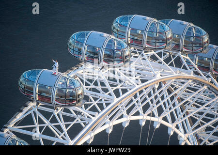 Sir Mo Farah steht an der Spitze der Coca-Cola London Eye, als Er die Gebote einen endgültigen Abschied von der britischen Titel Leichtathletik nach dem Gewinn der Goldmedaille bei den 10.000 m und Silber in den 5.000 m an der Leichtathletik-WM in seiner Heimatstadt. Stockfoto