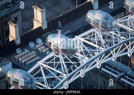 Sir Mo Farah steht an der Spitze der Coca-Cola London Eye, als Er die Gebote einen endgültigen Abschied von der britischen Titel Leichtathletik nach dem Gewinn der Goldmedaille bei den 10.000 m und Silber in den 5.000 m an der Leichtathletik-WM in seiner Heimatstadt. Stockfoto