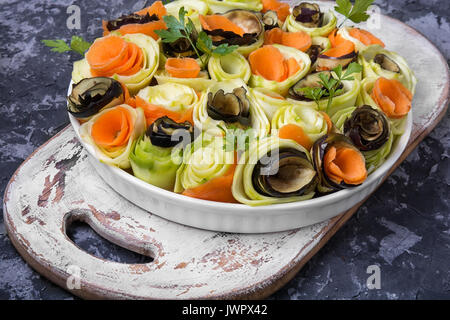 Salat aus gehackte Aubergine, Zucchini und Karotten Stockfoto