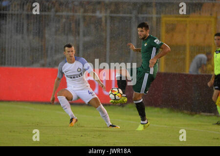 Lecce, Italien. 12 Aug, 2017. Freundschaftsspiel zwischen dem FC Inter Mailand vs Real Betis Sevilla bei Lecce Stadio via del Mare. Credit: Albin Lohr-Jones/Pacific Press/Alamy leben Nachrichten Stockfoto