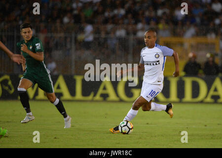 Lecce, Italien. 12 Aug, 2017. Joao Mario der FC INTER steuert Kugel während Freundschaftsspiel zwischen dem FC Inter Mailand vs Real Betis Sevilla bei Lecce Stadio via del Mare. Credit: Albin Lohr-Jones/Pacific Press/Alamy leben Nachrichten Stockfoto