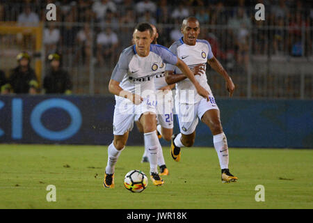 Lecce, Italien. 12 Aug, 2017. Ivan Perisic des FC INTER steuert Kugel während Freundschaftsspiel zwischen dem FC Inter Mailand vs Real Betis Sevilla bei Lecce Stadio via del Mare. Credit: Albin Lohr-Jones/Pacific Press/Alamy leben Nachrichten Stockfoto