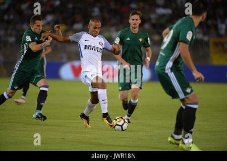 Lecce, Italien. 12 Aug, 2017. Joao Mario der FC INTER steuert Kugel während Freundschaftsspiel zwischen dem FC Inter Mailand vs Real Betis Sevilla bei Lecce Stadio via del Mare. Credit: Albin Lohr-Jones/Pacific Press/Alamy leben Nachrichten Stockfoto