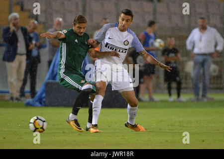 Lecce, Italien. 12 Aug, 2017. Roberto Gagliardini des FC INTER figth für Kugel während Freundschaftsspiel zwischen dem FC Inter Mailand vs Real Betis Sevilla bei Lecce Stadio via del Mare. Credit: Albin Lohr-Jones/Pacific Press/Alamy leben Nachrichten Stockfoto