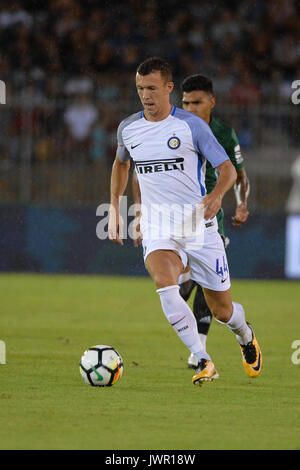 Lecce, Italien. 12 Aug, 2017. Ivan Perisic des FC INTER steuert Kugel während Freundschaftsspiel zwischen dem FC Inter Mailand vs Real Betis Sevilla bei Lecce Stadio via del Mare. Credit: Albin Lohr-Jones/Pacific Press/Alamy leben Nachrichten Stockfoto