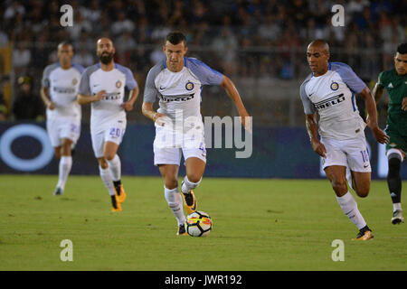 Lecce, Italien. 12 Aug, 2017. Ivan Perisic des FC INTER steuert Kugel während Freundschaftsspiel zwischen dem FC Inter Mailand vs Real Betis Sevilla bei Lecce Stadio via del Mare. Credit: Albin Lohr-Jones/Pacific Press/Alamy leben Nachrichten Stockfoto