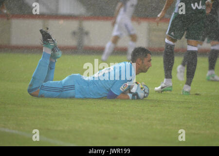 Lecce, Italien. 12 Aug, 2017. Dani Gimenez von Real Betis Sevilla speichert während Freundschaftsspiel zwischen dem FC Inter Mailand vs Real Betis Sevilla bei Lecce Stadio via del Mare. Credit: Albin Lohr-Jones/Pacific Press/Alamy leben Nachrichten Stockfoto