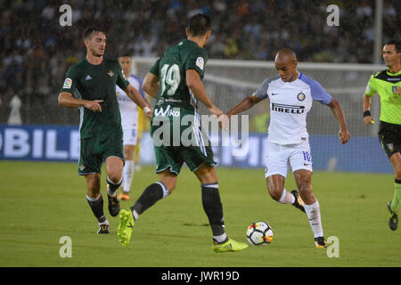 Lecce, Italien. 12 Aug, 2017. Joao Mario der FC INTER steuert Kugel während Freundschaftsspiel zwischen dem FC Inter Mailand vs Real Betis Sevilla bei Lecce Stadio via del Mare. Credit: Albin Lohr-Jones/Pacific Press/Alamy leben Nachrichten Stockfoto