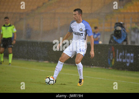 Lecce, Italien. 12 Aug, 2017. Ivan Perisic des FC INTER steuert Kugel während Freundschaftsspiel zwischen dem FC Inter Mailand vs Real Betis Sevilla bei Lecce Stadio via del Mare. Credit: Albin Lohr-Jones/Pacific Press/Alamy leben Nachrichten Stockfoto