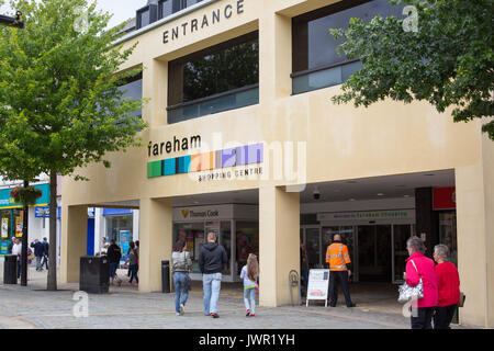 Fareham, einer kleinen Stadt in Hampshire. Das Foto zeigt die Fußgängerzone der West Street, der Haupteinkaufsstraße der Stadt. Stockfoto