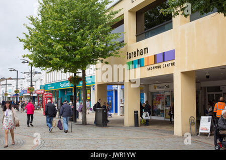 Fareham, einer kleinen Stadt in Hampshire. Das Foto zeigt die Fußgängerzone der West Street, der Haupteinkaufsstraße der Stadt. Stockfoto